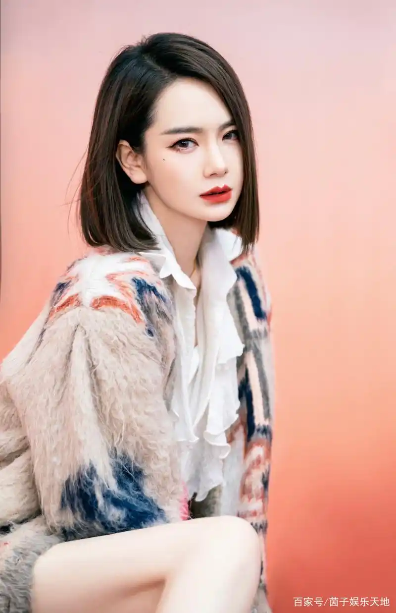 戚薇写真,短发干练