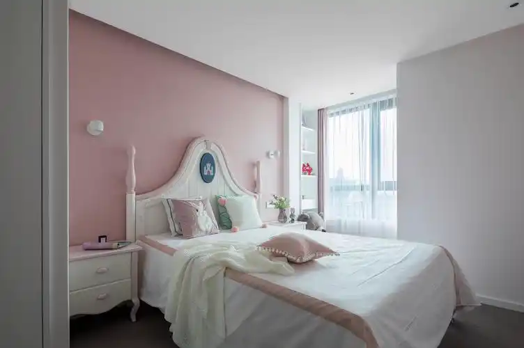 女儿的卧室,床头用了小朋友比较中意的藕粉色