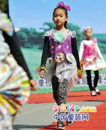 孩子们的"环保时装秀"_中国童装网