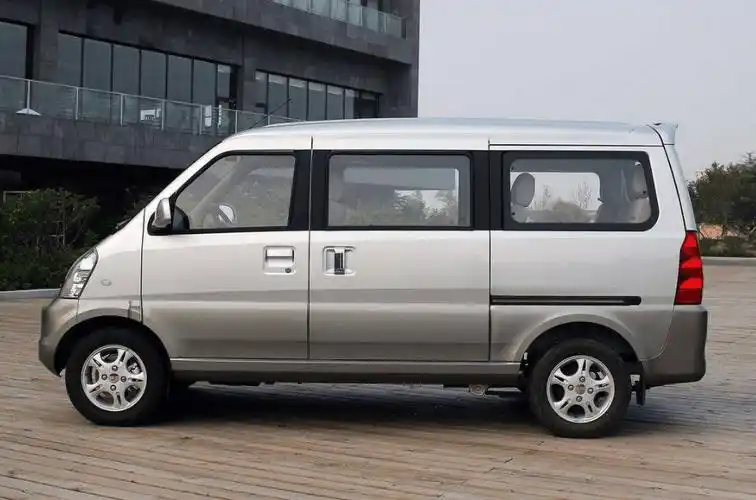 以五菱宏光为例,作为国产面包车的代表,其以低廉的价格,耐用的性能