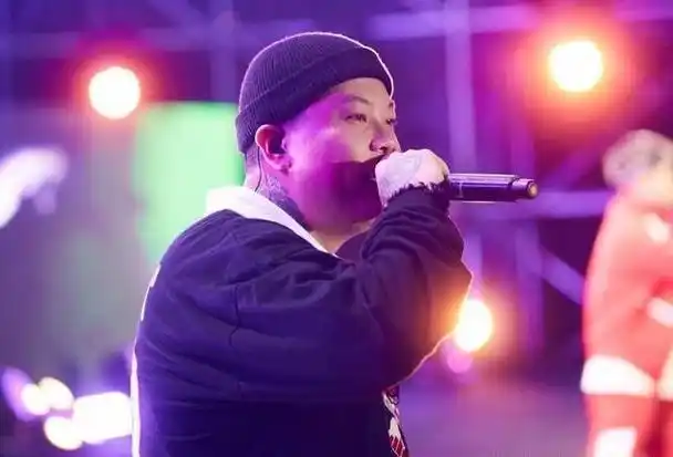 中国说唱巅峰对决有三个歌手,实力很强,但不适合这个舞台