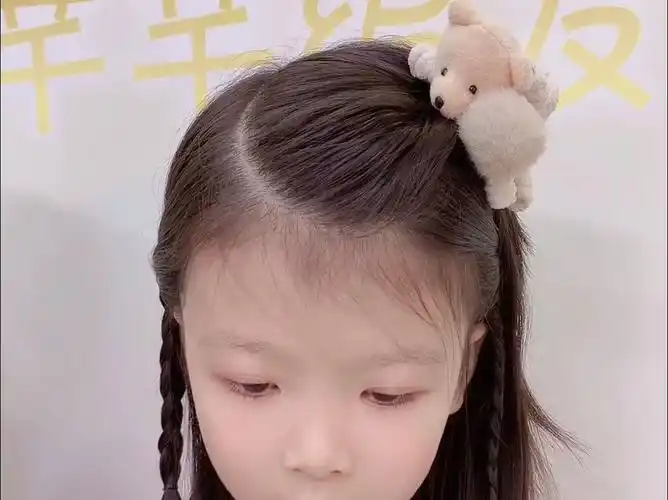 小女孩短发编发,戴上小熊抓夹太可爱了