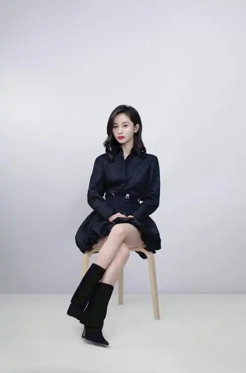 王子文姐弟恋后满脸春风真空穿红色连体裤人红气场真强大