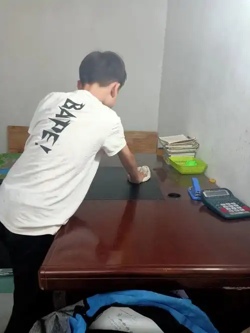 福佑路小学四二班劳动技能展示之擦桌子