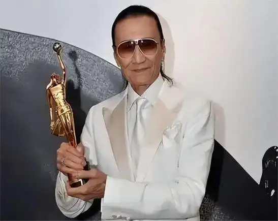 谢贤年轻时多厉害?李小龙和他合影靠边站,拍一部戏能买一栋大厦