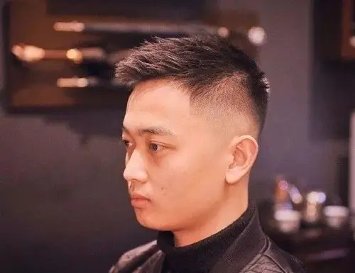 学校那些长得帅的男生都留"飞机头"发型!