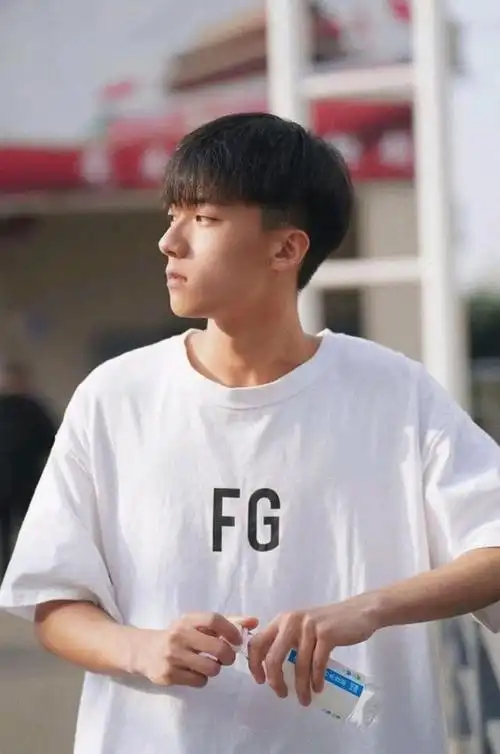 20岁186cm珠海男孩,就读于职业学院,他的气质真青涩!