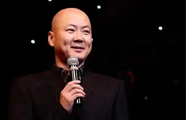 作为春晚上最有名的光头,郭冬临巅峰时期,可以说是春晚的"钉子户".