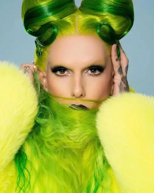 粉红彩妆女王j姐jeffreestar最新炫彩造