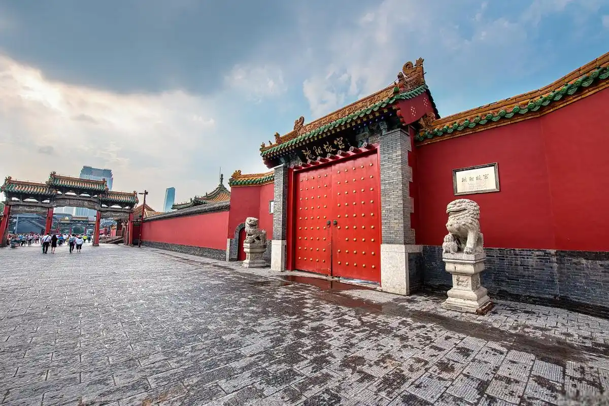 沈阳故宫攻略 沈阳故宫,又称盛京皇宫,位于辽宁省沈阳市沈河区,为清朝