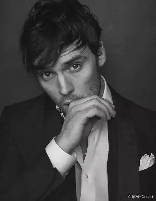 英国男演员山姆·克拉弗林解锁时尚大刊,他外形优质,绝不输超模