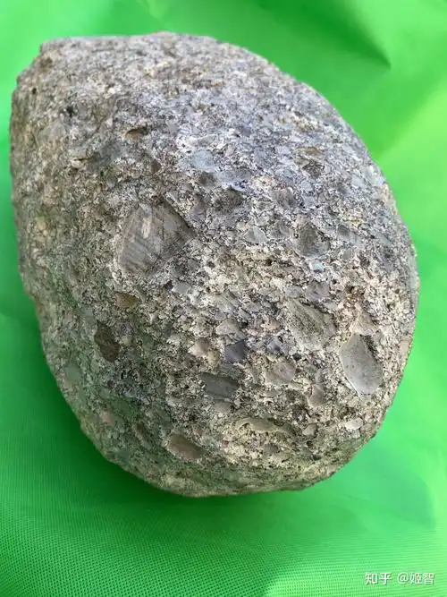 全球最大定向月球陨石混合角砾岩