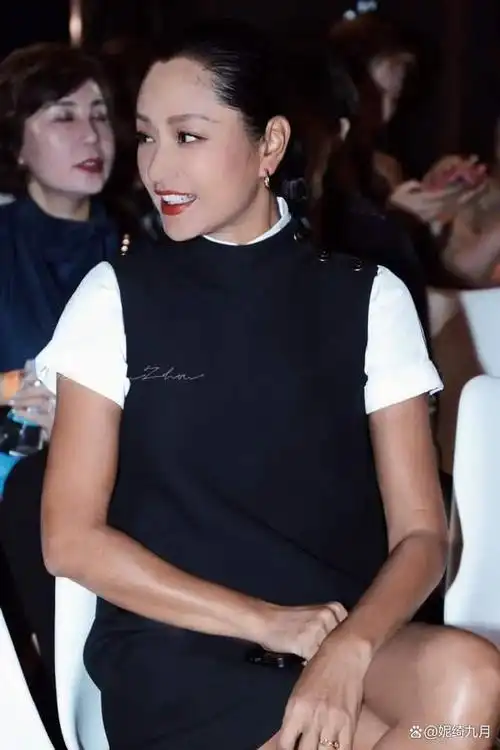 52岁瞿颖亮相上海,短裙大方展现"健美肌",初代超模压迫感满满