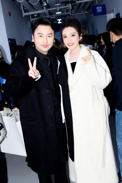 张艺谋李冰冰雷佳音高叶比心合影##微博之夜合照