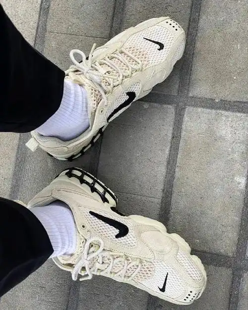 另外,据火眼金睛爱丽发掘,俊勉脚上这双鞋子灿烈也有同款,哈哈哈,帅哥