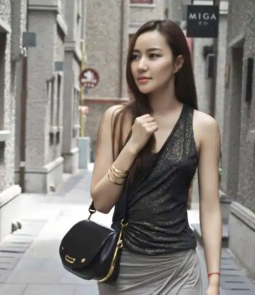 38岁韩雨芹近照,她是张国立的干女儿,嫁入豪门后婚姻幸福_任贤齐_老公