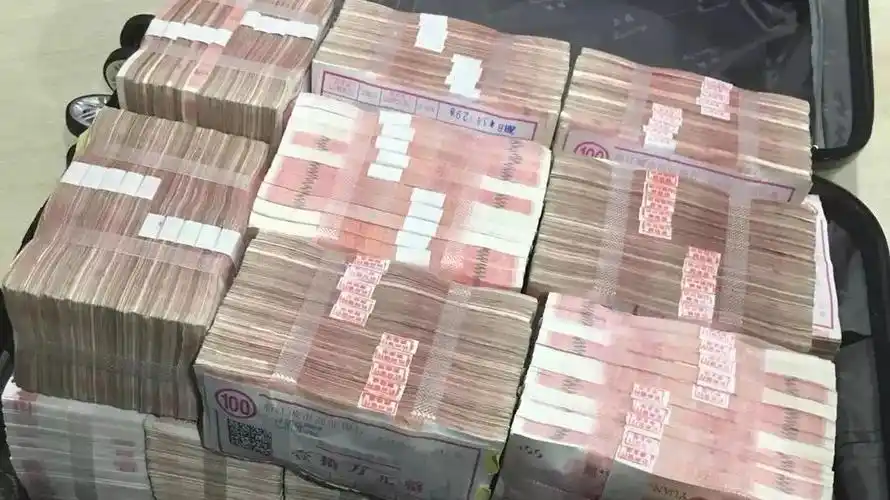 女生嫌弃200万分手费太少,竟把一整箱现金都扔了!