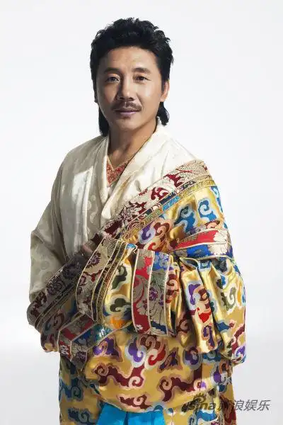 容中尔甲藏袍贺岁写真 新春为梦想领跑(组图)