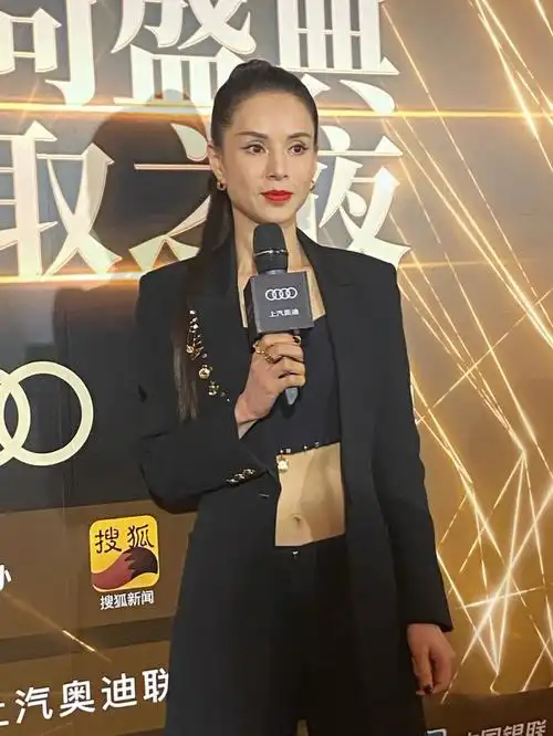 李若彤的腹肌都快溢出屏幕了咱也抓紧健身