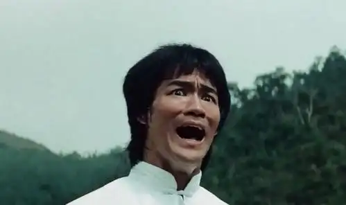 求李小龙在龙争虎斗中双脚重踏在傲哈罗(傲加达)身上露出一个经典表情