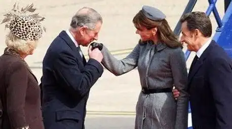 法国人见面时的礼仪法国人见面礼仪图片2022已更新今日更新