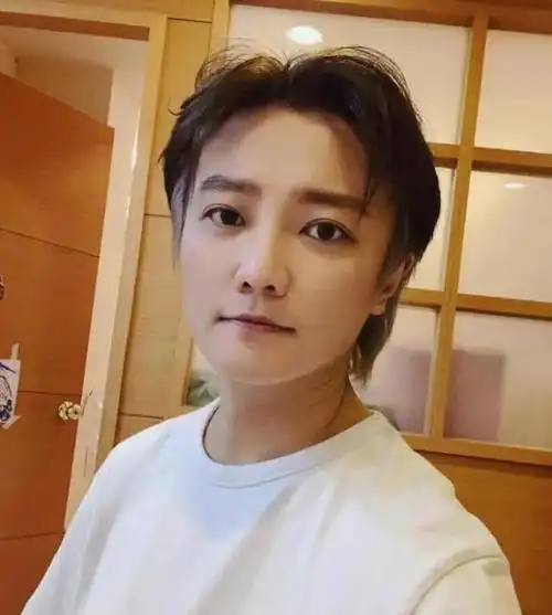 阿沁回应求爱不得踢走詹雯婷:她走后少赚5亿,分手五年才找老婆