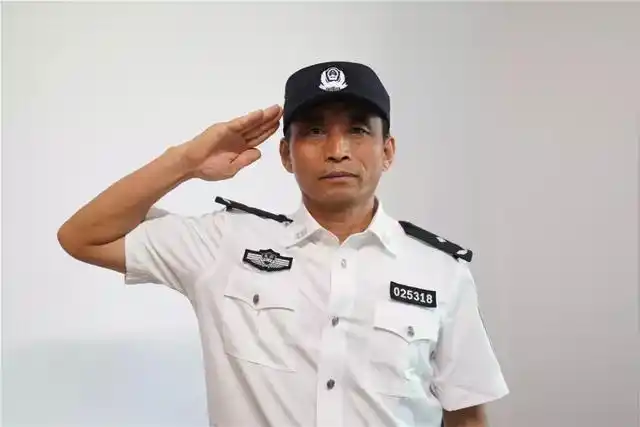 从橄榄绿到警服蓝我们初心不改斗志续燃