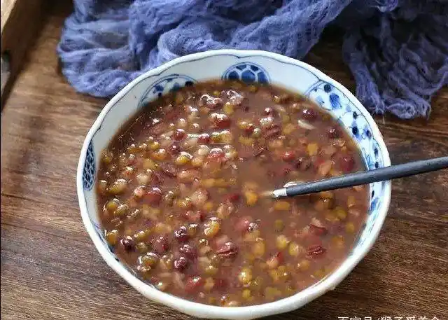 3,煮好的红豆绿豆汤,趁热加入适量的冰糖,混合均匀,放置余温后冷藏再