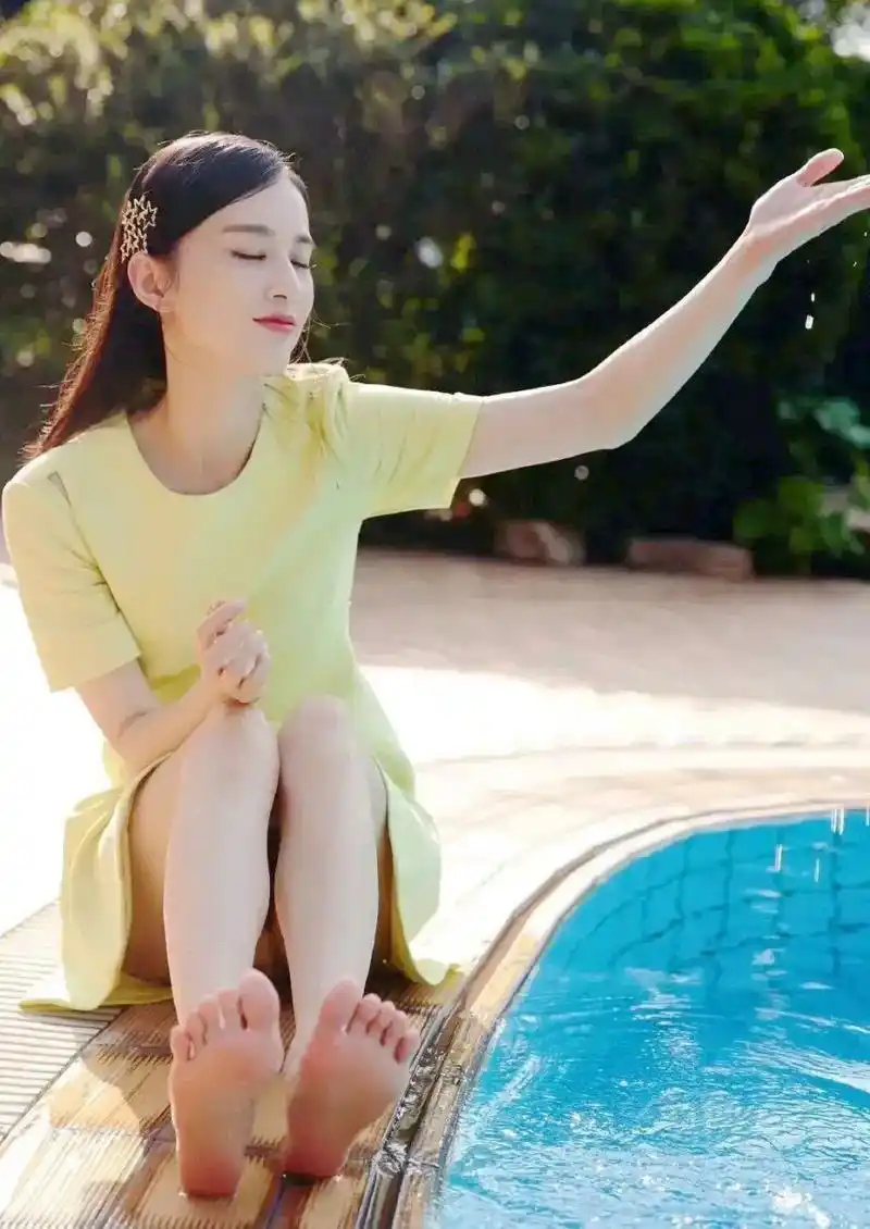 第一次看到黄圣依是在星爷的《功夫》,觉得还不错!