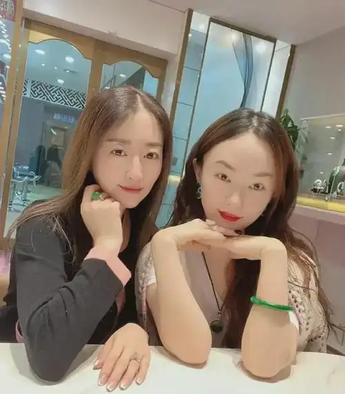 霍思燕开美颜和闺蜜拍美照,带绿宝石太夸张,霍思燕真的不简单