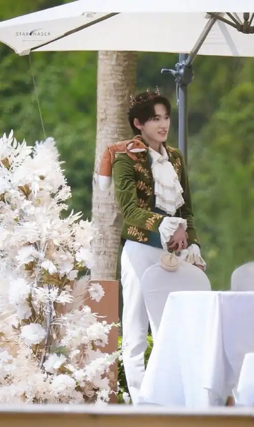 宋亚轩#萌探探探案#剧照手拿玫瑰花的小王子走来了@时代少年团-宋亚轩