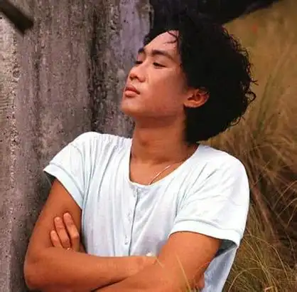 纪念黄家驹逝世25周年:少年背着吉他,若英雄背一把宝剑