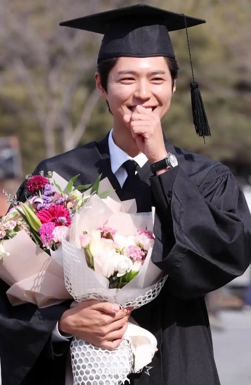 戳心!26岁朴宝剑大学毕业正装照曝光,原来他今年才刚刚大学毕业