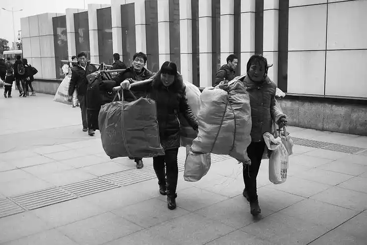 写美篇       虽然肩上只是小小的担子,可这担子却是他们生活的压力