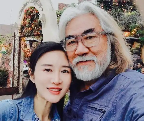 72岁张纪中晒照片与妻子秀恩爱,配文:遇见她,如春水映梨花