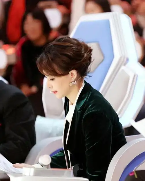 可以说,董卿是当之无愧的"主持界传奇",她的事业如日中天,让无数后辈