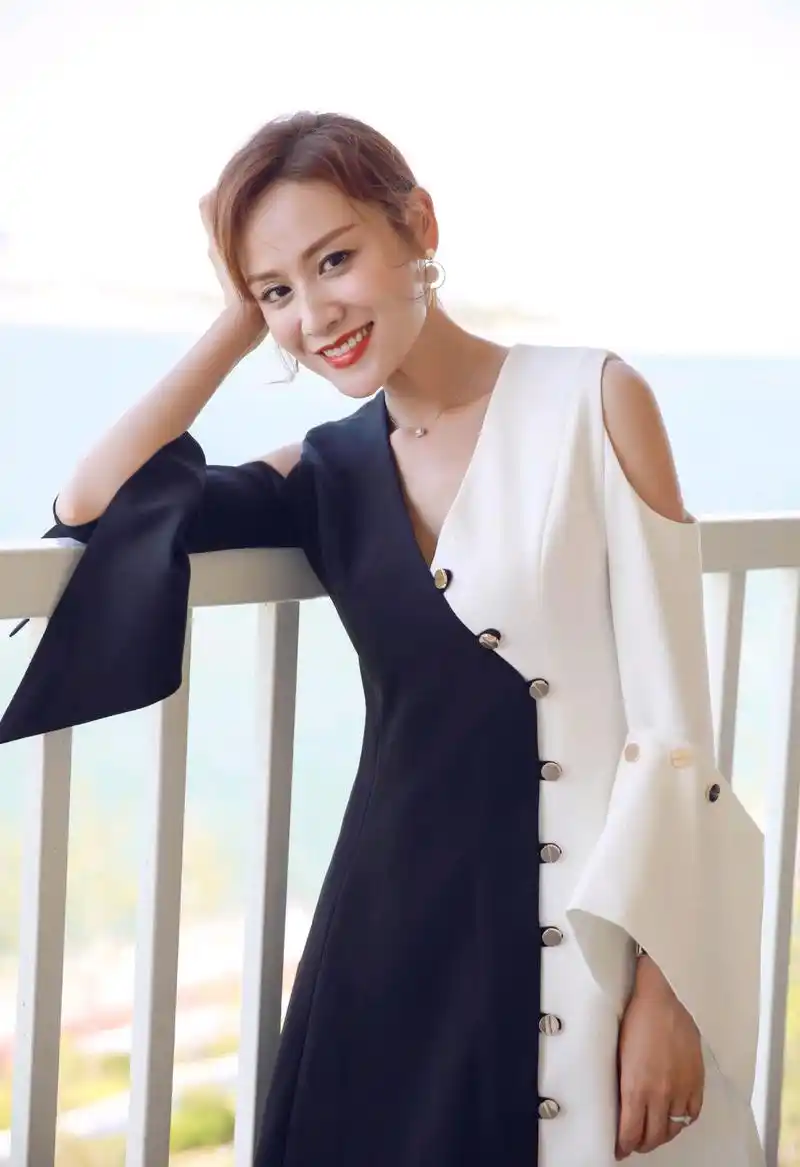 原创36岁的叶一茜风采依旧,身穿拼接连衣裙搭配高跟鞋,女神范儿十足