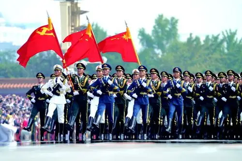 天安门广场举行盛大阅兵仪式,仪仗方队高擎党旗,国旗,军旗,沿着东长安