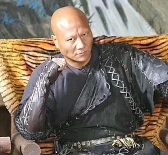 救灾晚会又开始了,坏人又在争吵中集结起来,准备第二次偷金海豚.