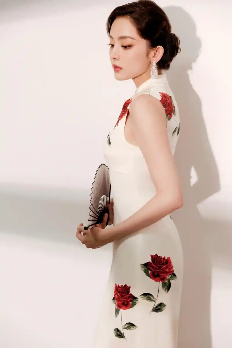 古力娜扎绣花旗袍大赏,身姿优美曲线迷人,简直是国色天香!