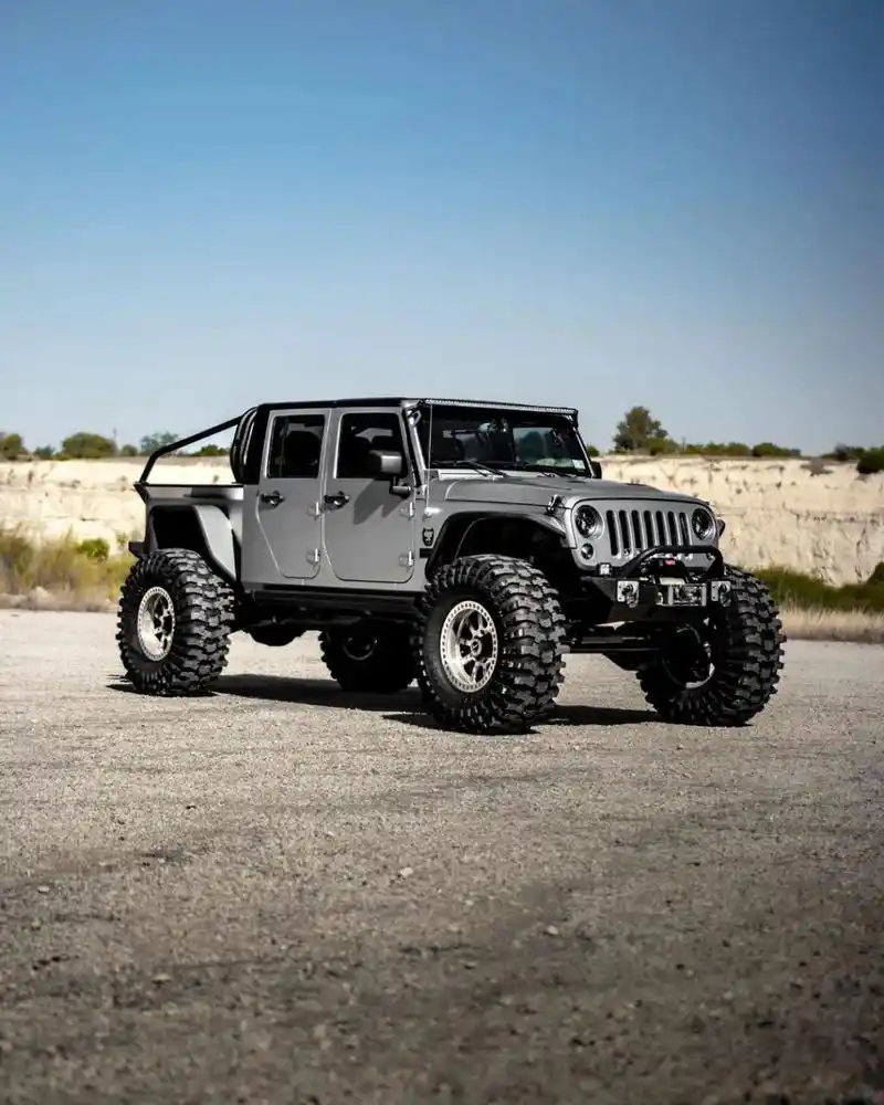 牧马人jk皮卡版 对于一辆硬派越野车来说 最好的姿态就是自由自在 在