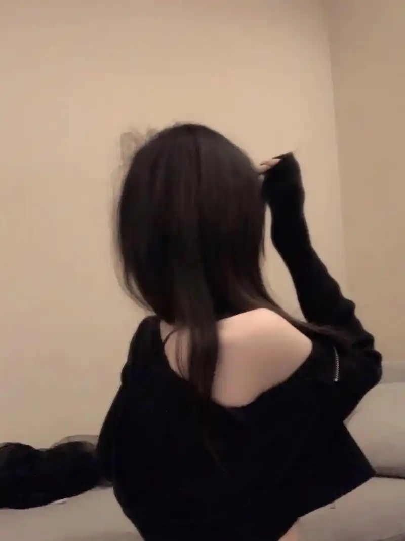 网图女生霸气高冷黑色背景  😒 她的眼神如寒星般冰冷,仿佛能穿透