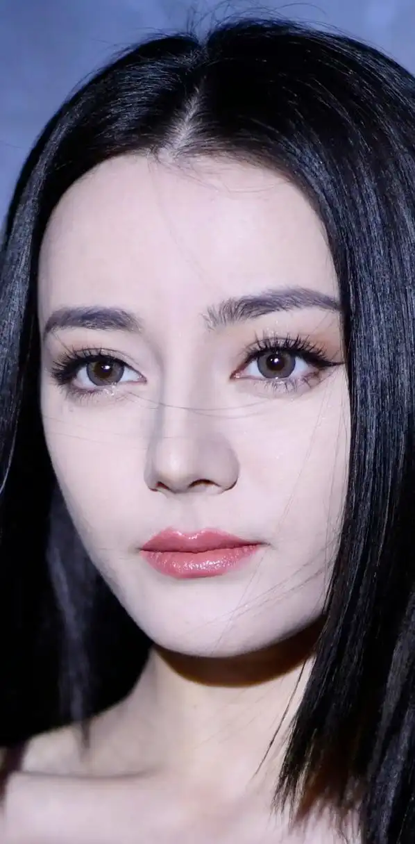 迪丽热巴的高清怼脸图,好牛的一张脸.大眼睛,高挺的鼻子,五官真立体!