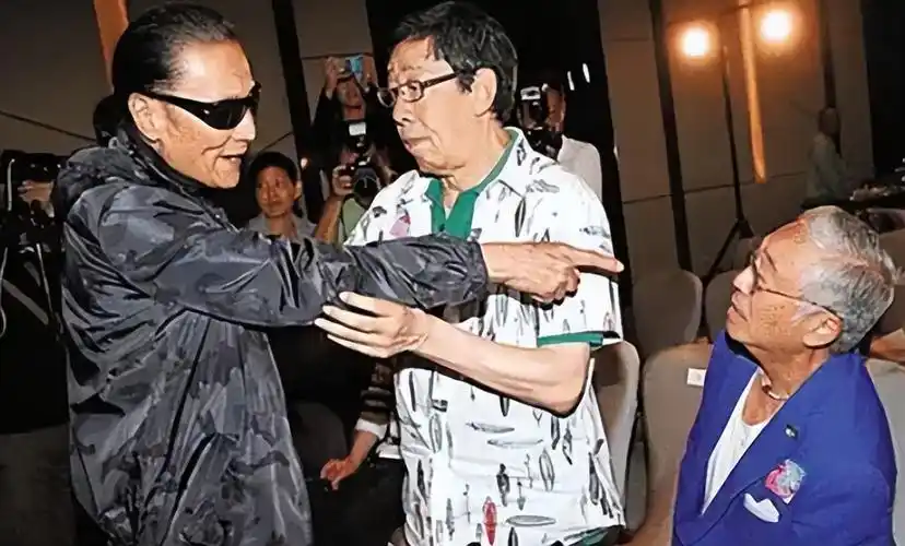 谢贤:当众扇曾江耳光,成龙称他为传奇,晚年与小49岁