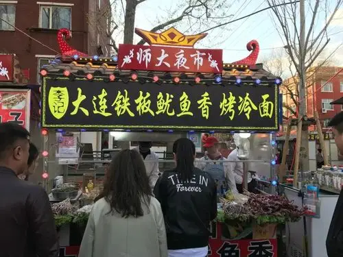 李记家的鱿鱼吃起来不仅十分有嚼劲,而且蘸上酱料之后,独特的口感实在