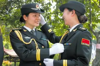 军分区官兵换新装(组图)