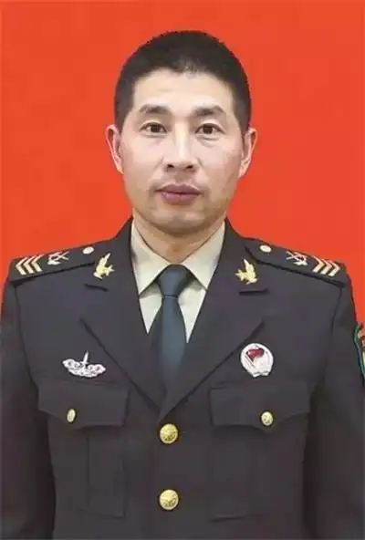 " 白族山乡走出的 火箭军某团三级军士长周丰林 连续十五年捐资助学