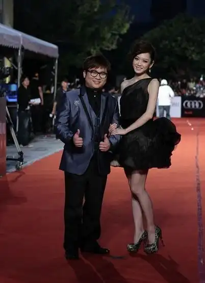 杨千霈街头热吻摸胸面不改色 富豪男友黄宝世魅力难挡