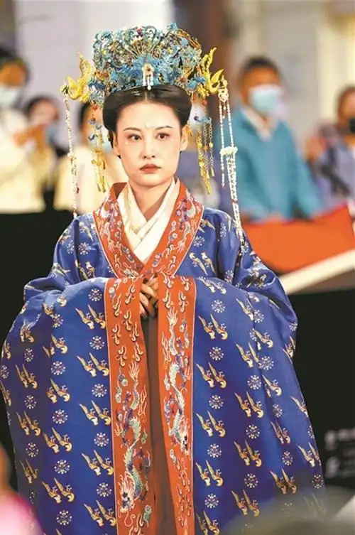 汉装复新潮 华服道寻常