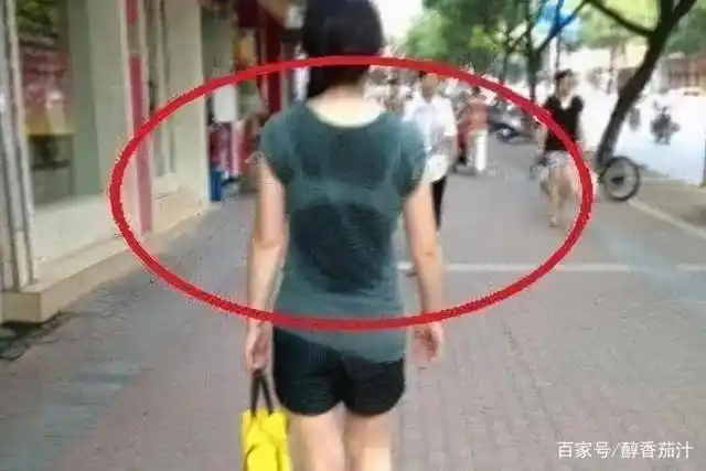 妹子长点心吧,穿着这样单薄的衣服上街,汗渍都露出来了,真尴尬